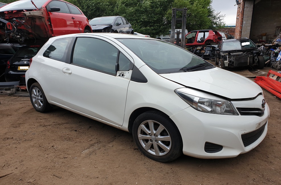 Toyota Yaris TR MK3 breaking parts spares 2011-2014 1.3 Litre 3 door hatchback white